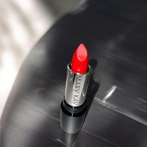 Mary Kay Gel Semi-Shine Lipstick~Red Smolder